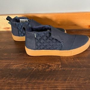 NWT Women’s Paxton Navy Quilted TOMS